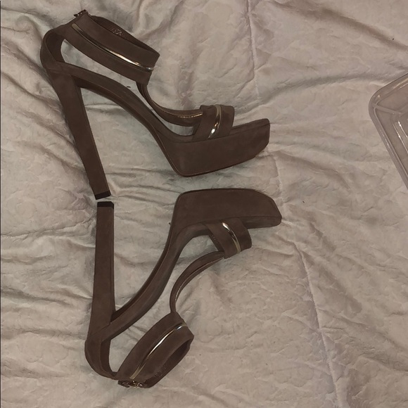Gucci T Strap Sandle - Picture 3 of 8